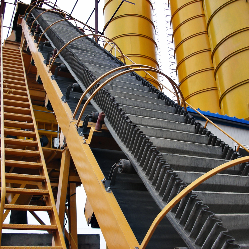 Correia transportadora vertical de borracha com saia de lascas de madeira